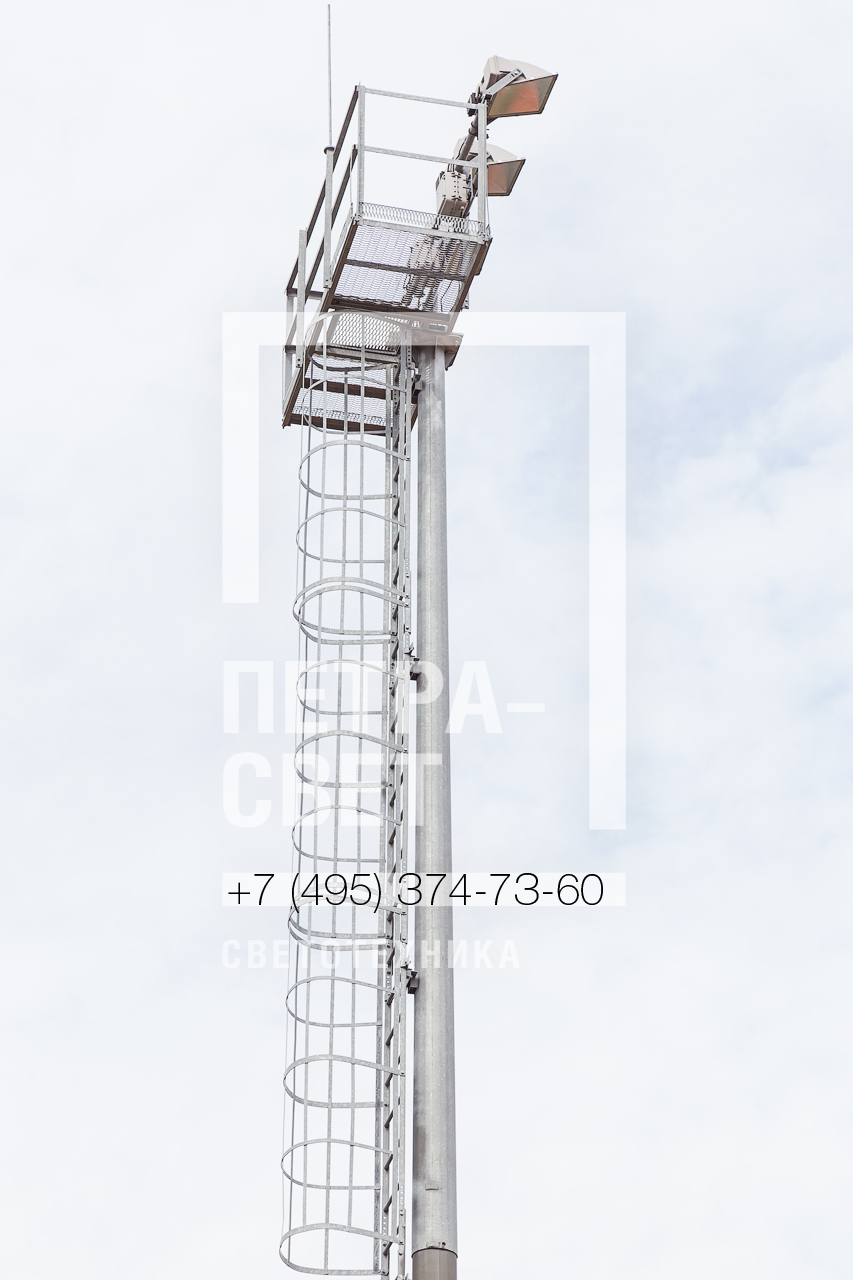 Для защиты от падения свециалиста обслуживающего осветительные приборы на вершине мачты ОВС , монтажная лестница снабжается заспинным ограждением.