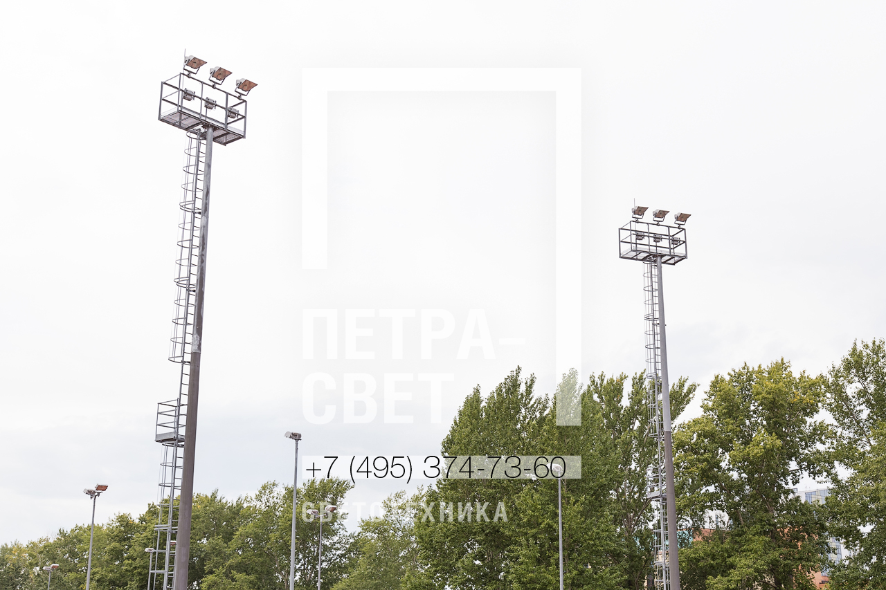 Две мачты серии ОВС со стационарной короной с лестницами и площадками отдыха для монтажника установлены в городском парке спорта и отдыха, г.Москва.