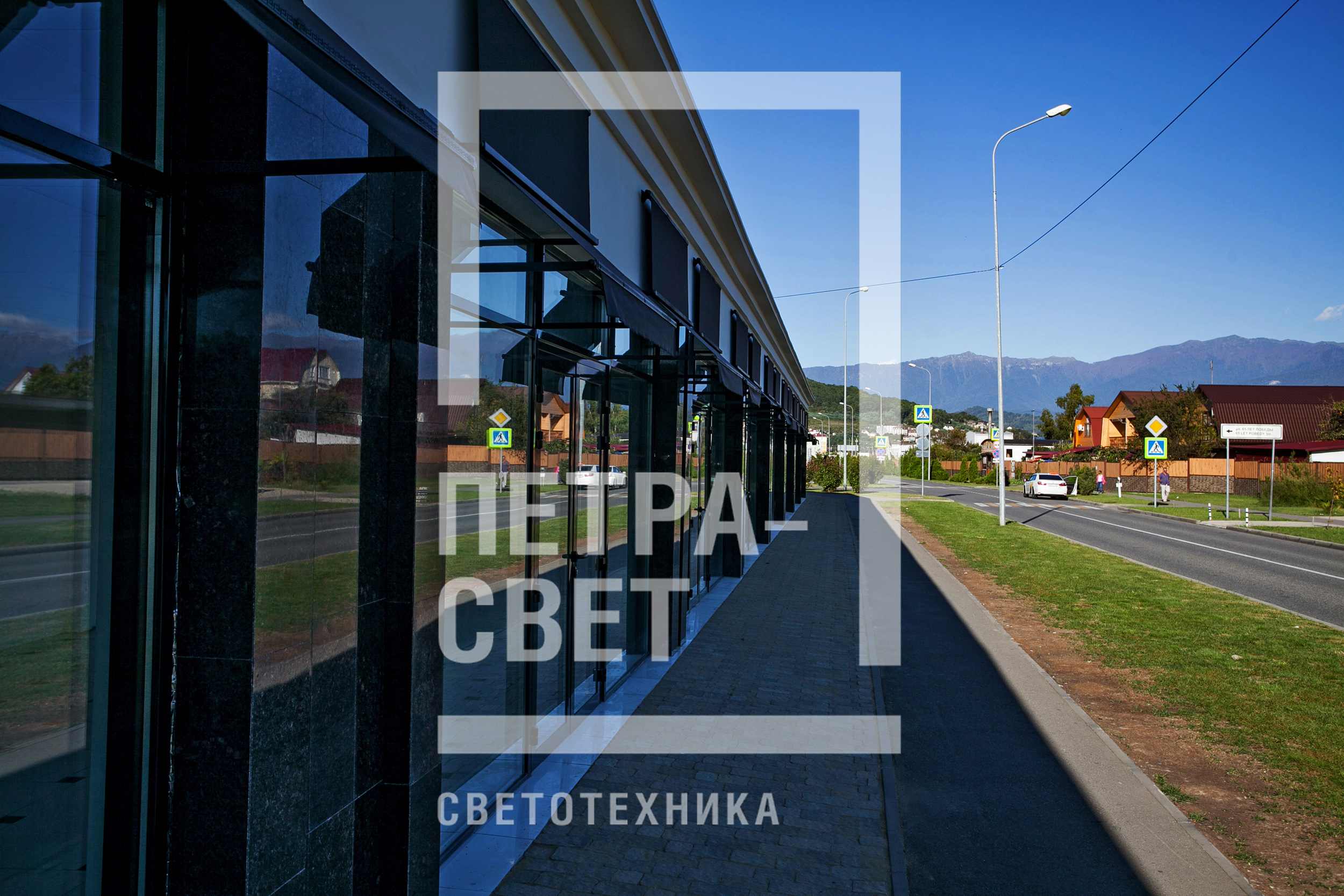 Установка опор типа НФГ производится с помощью фланца, который прикручивается к закладной детали фундамента в грунте. При строительстве систем освещения в Сочи благодаря такому способу монтажа удалось за короткое время установить огромное количество опор.