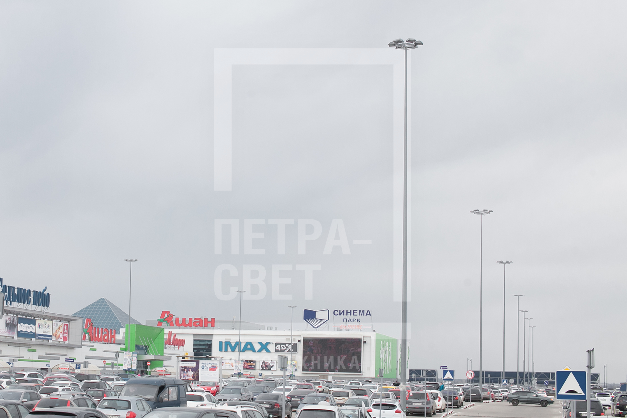 Процесс цинкования высокомачтовых опор ОВС производится не за один раз, а частями, опуская поочередно секции длиной до 12 метров в ванну с горячим цинком.
