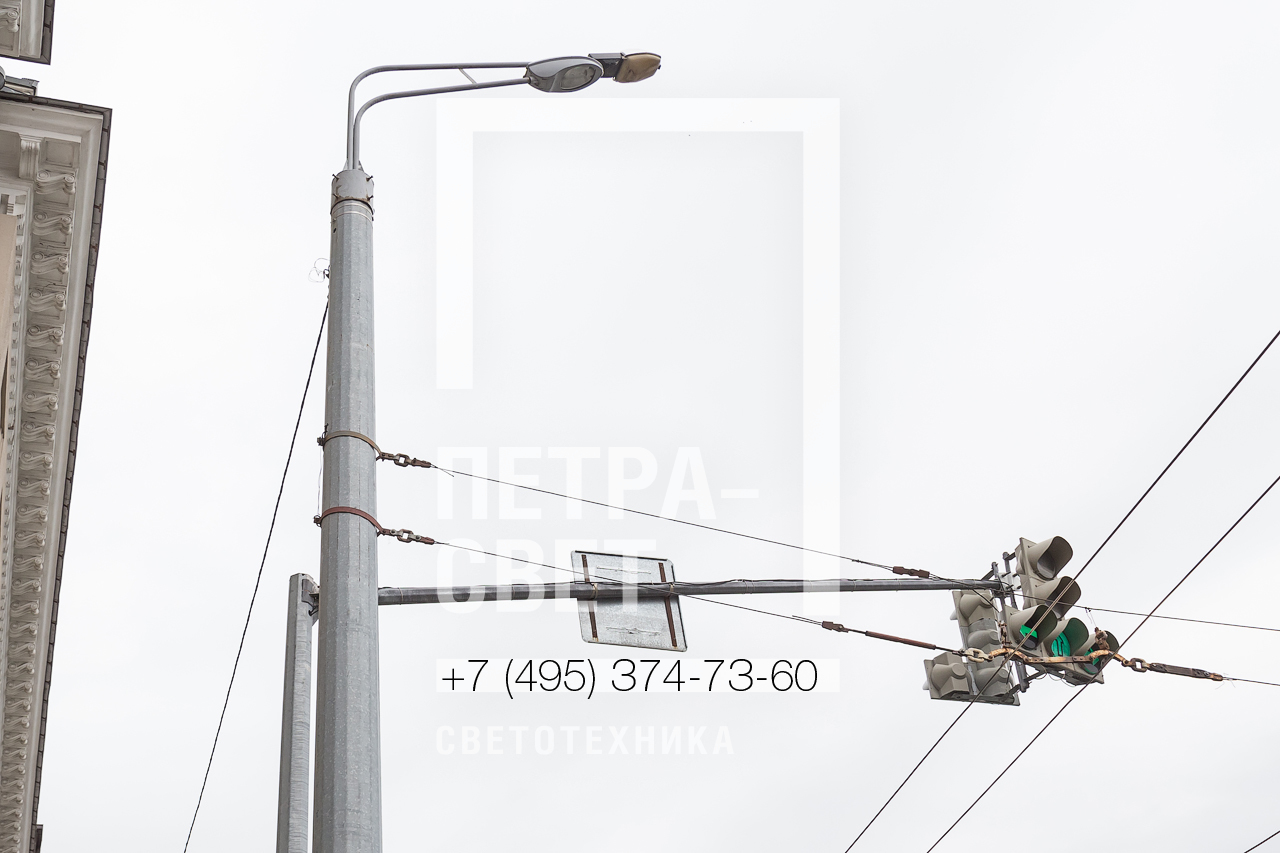 Часто опоры контактной сети используют в качестве светофорных стоек.