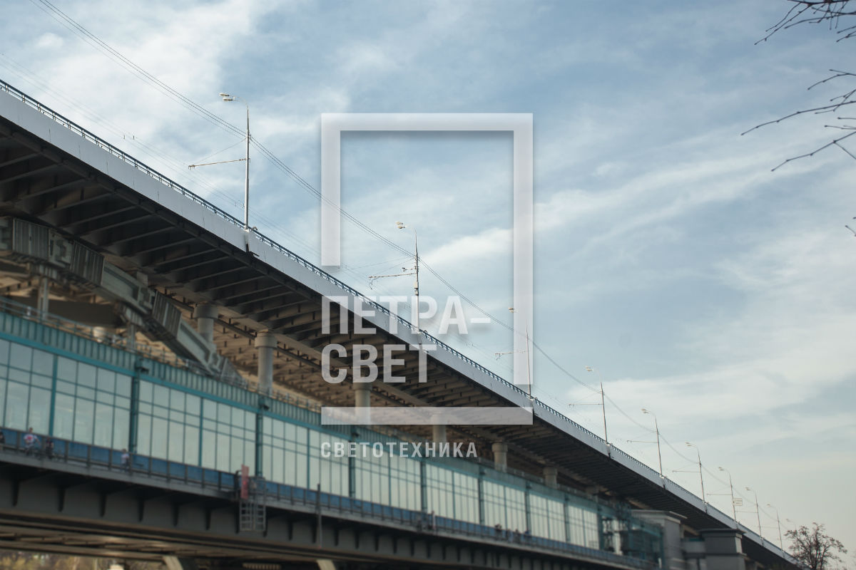 Мост Лужники в г.Москва оборудован стальными опорами освещения марки ТФ-700-9,0-01 Нагрузка на данных опорах может достигать 700кг