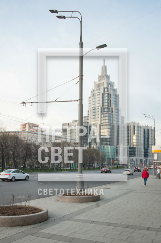 Силовая опора серии СФ-400-9,0-01 установлена в центре Москвы. Для создания более привлекательного вида после горячего цинкования ствол опоры был окрашен порошковой краской.
