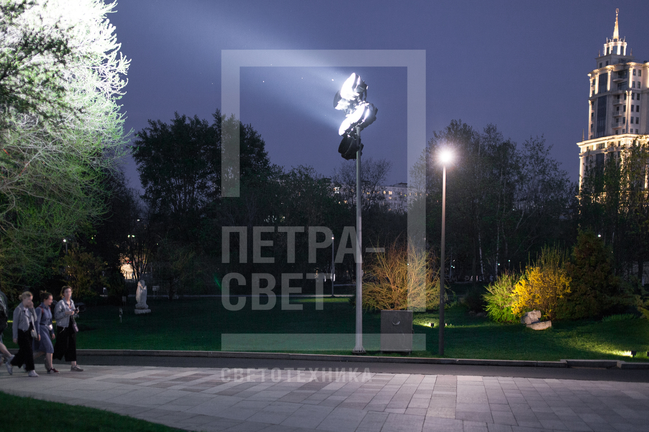 Благодаря своим ребрам жесткости (граням) опора НФГ способна выдерживать большую нагрузку чем аналогичная круглоконическая (Крымская наб., г.Москва)