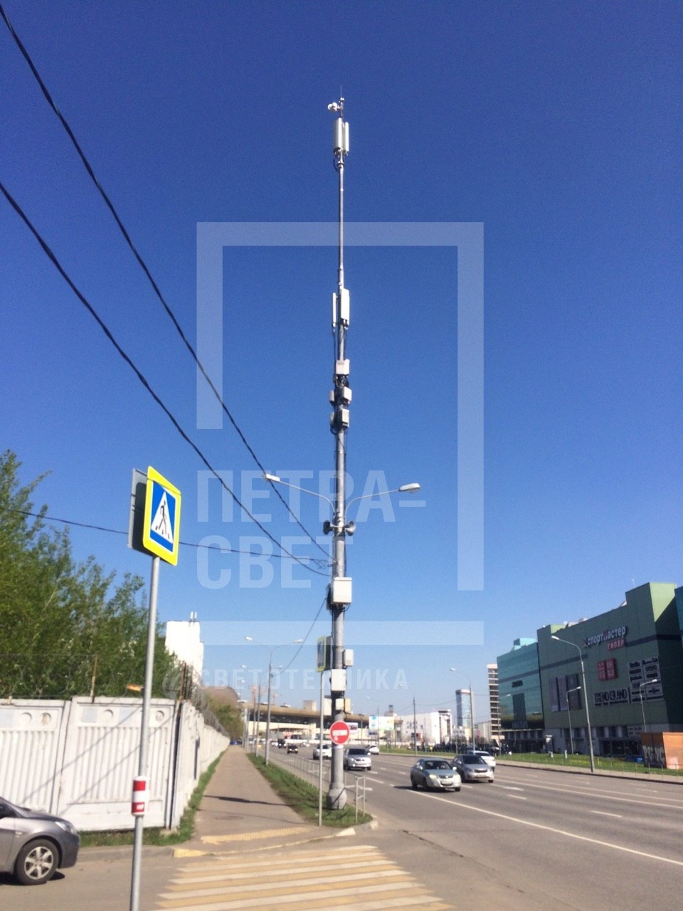 Мачта связи установленная в г.Москва у ТЦ Авиапарк. Отклонение вершины данной опоры не может превышать 1/100 от общей высоты сооружения по СНиП II - 23-81.