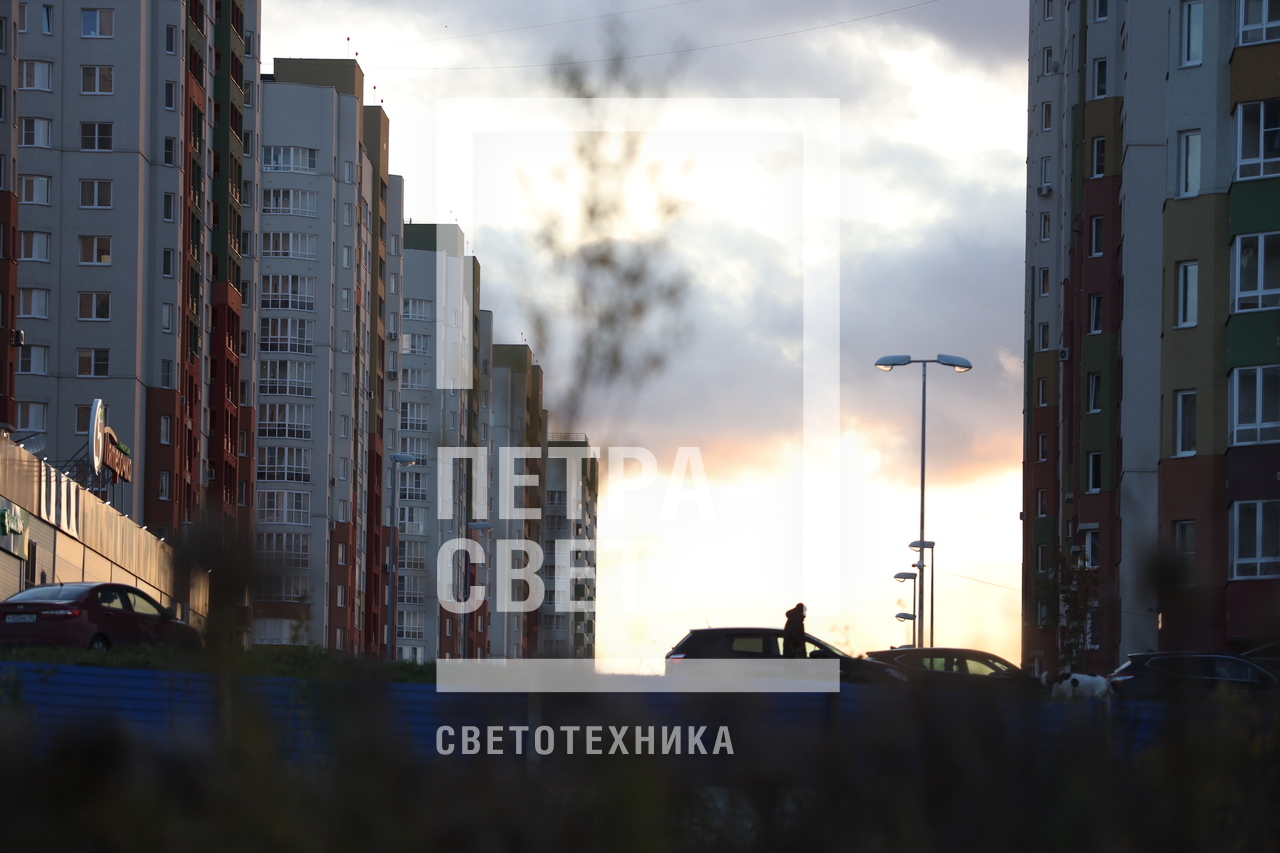 Осветительные опоры типа ОГК высотой шесть метров отлично подходят для освещения территорий жилых комплексов и спальных районов городов. Размещение светильников на высоте шесть метров позволяет создать заливающее освещение в условиях плотной застройки.