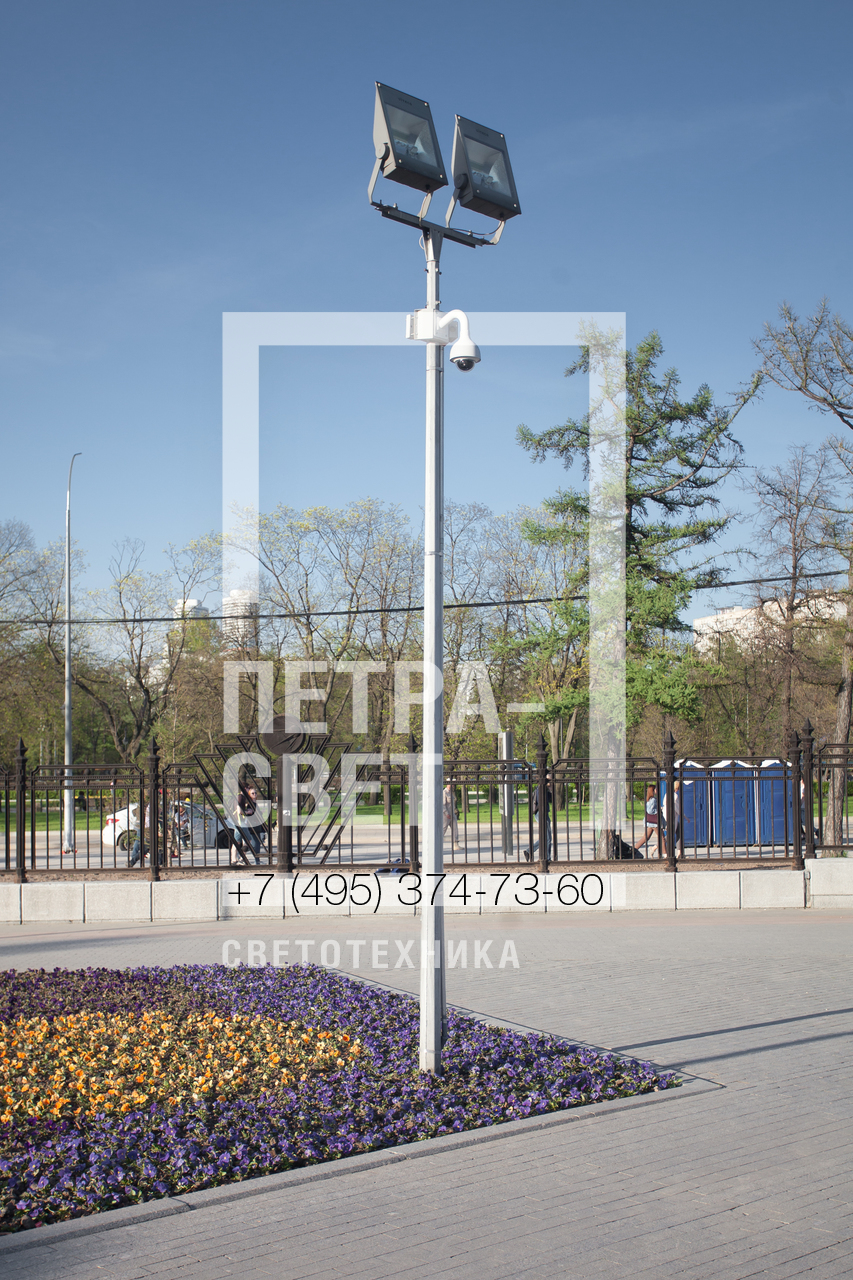 Территория выставочного центра ВДНХ в г.Москва освещается множеством световых приборов установленных на Т-образные кронштейны.