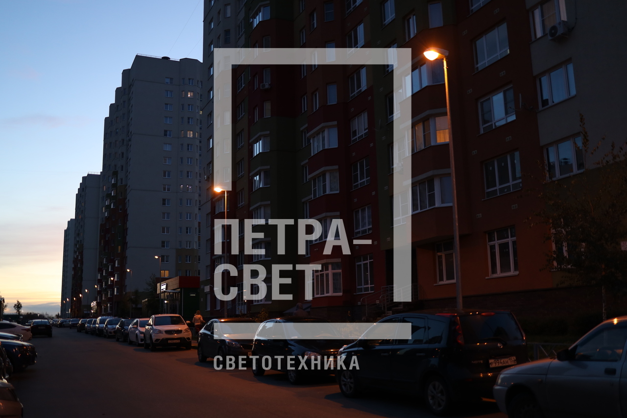 На фото изображены опоры освещения ОГК‐7, которые установлены в ЖК «Цветы» в Нижнем Новгороде. У этой модели толщина листовой стали ствола составляет четыре мм, диаметр у основания 150 мм, у оголовка – 75 мм. Благодаря этому вес конструкции составляет всего 91 кг.