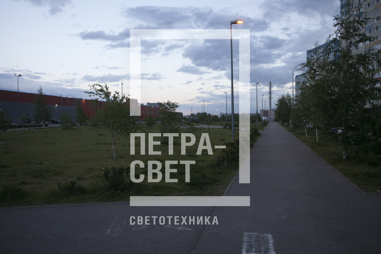 Несиловые прямостоечные опоры ОГКп‐5 используются для освещения сквера в Нижнем Новгороде. Опоры имеют высокую несущую способность, поэтому выдерживают нагрузку от установленных на оголовке светильников «Орион» от «Галад» с газоразрядными лампами. Светиль