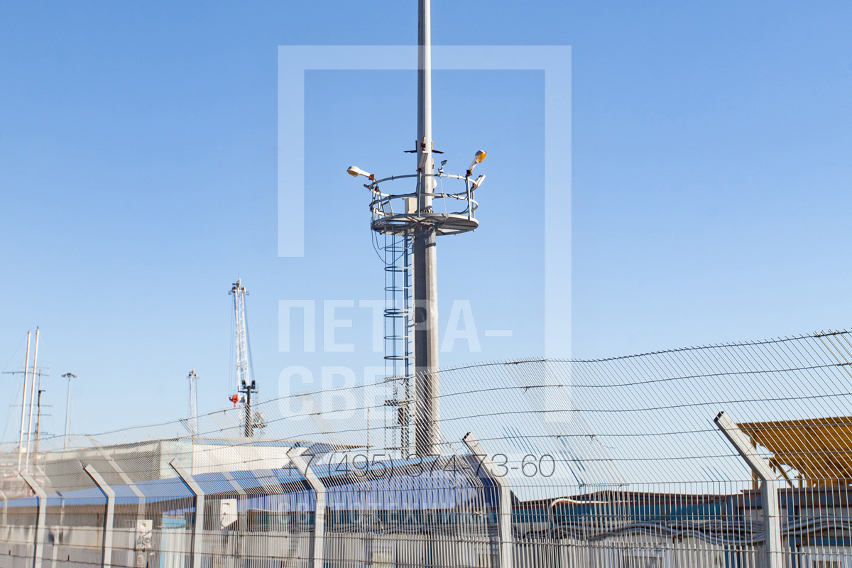 Мачта серии МГФ-СР-М с мобильной рамой на вершине для установки осветительных приборов и площадкой обслуживания на высоте более 3х метров от уровня земли.