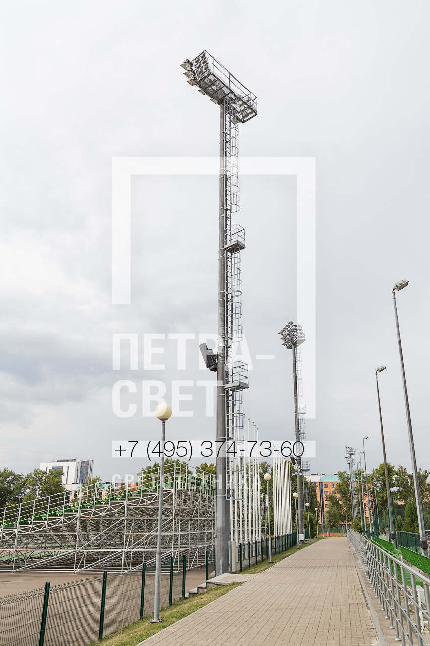 Чтобы осветить комплекс теннисных кортов в вечернее время, необходимо много света. Для решения данной задачи было решено осветить площадь с помощью прожекторов, установленных на мачты ОВС.
