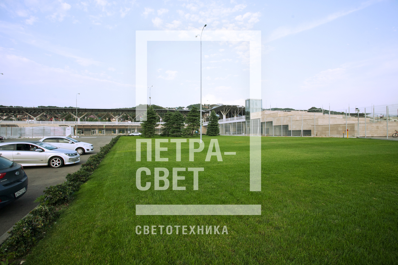 В нижней части ствола опоры ОГК имеется ревизионное отверстие, через которое производится коммутация силовых линий с электрической частью конструкции. Внутри приварена din‐рейка для крепления к ней клеммной колодки и устройств защитного отключения типовой