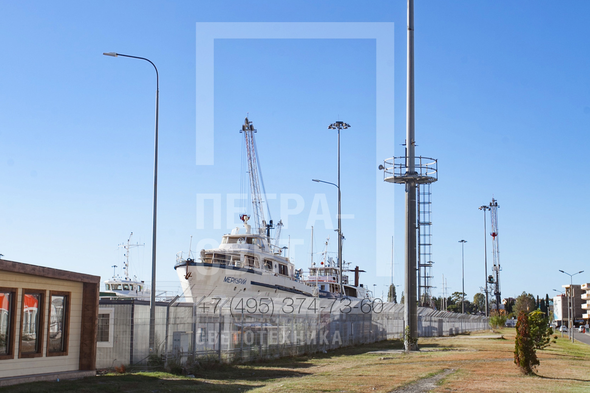 Мачта освещения с мобильной короной и стационарной площадкой обслуживания МГФ-СР-М установлена в Имеретинском морском порту.