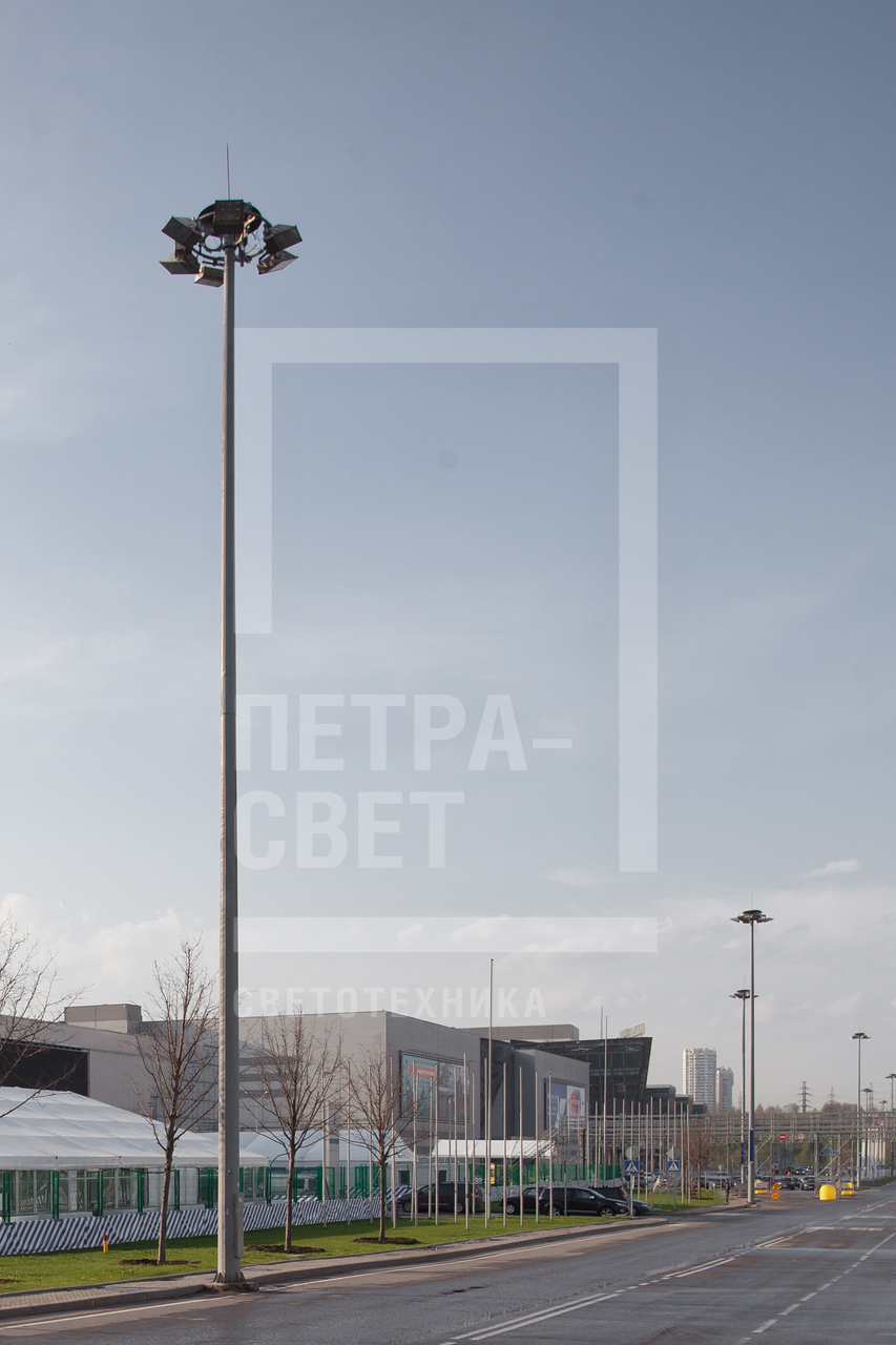 Опора высокомачтовая серии ОВМ с дополнительным молниеприемником установлена на территории выставочного центра в г.Москва