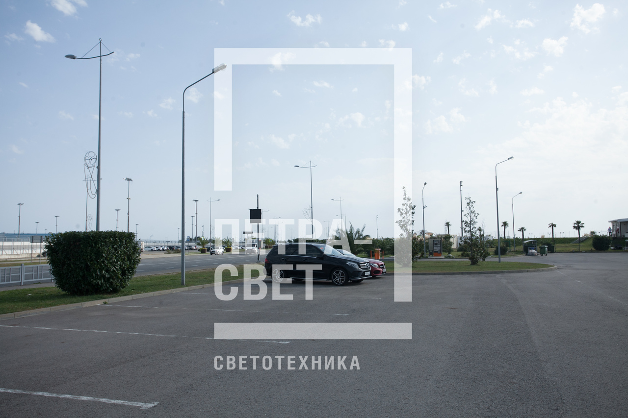 Площадки  для  парковки  транспорта  перед  отелями  в  Южном  федеральном  округе  часто  освещаются светильниками, размещёнными на опорах ОГК высотой пять метров. Они позволяют  эффективно осветить пространство, не требуют значительных затрат времени и усилий на монтаж. Для  установки  опор  достаточно  забетонировать  в  грунте  закладную  деталь  фундамента,  после  чего прикрутить наземный элемент с помощью болтов и гаек.