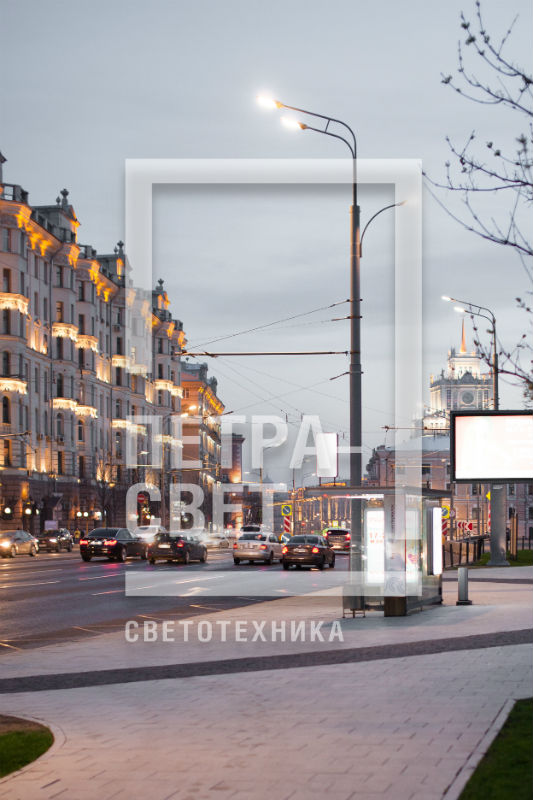 Силовая опора типа СФ освещает остановку общественного транспорта и проезжую часть г.Москва