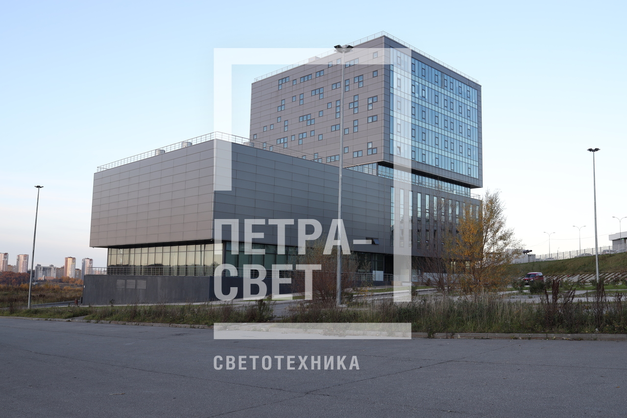 Для освещения IТ‐парка использовались опоры высотой 11 метров, установленные по периметру здания. Применение высоких конструкций позволяет сократить количество стволов, необходимых для создания заливающего освещения объекта. Световые потоки распределяются