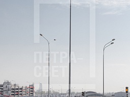 На фото три опоры НПГ размещены на дороге с низким уровнем автомобильного трафика. Высота оцинкованного ствола опоры 8м.