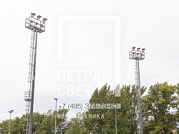 Две мачты ВМО со стационарной короной и площадкой для обслуживания установлены на легкоатлетическом стадионе в парке Останкино, г.Москва