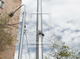 Высота опор ОГКС варьируется от 6 до 25 метров при весе конструкции от 128 до 1368 кг.Данная опора установлена в одном из дворов г.Москвы для освещения детской площадки.