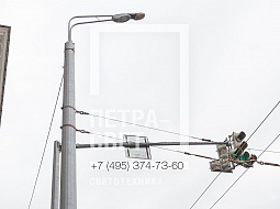 Часто опоры контактной сети используют в качестве светофорных стоек.
