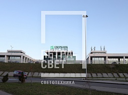 Территория возле здания дата‐центра Сбербанка в Нижнем Новгороде освещается различными типами опор. Применение разных конструкций позволяет спроектировать максимально эффективную инженерную систему для въезда и выезда с территории, парковочной зоны, перим