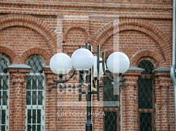 Количество светильников на опоре Платан может быть разным. Конструкция позволяет установить 1, 2 или 4 светильника.
