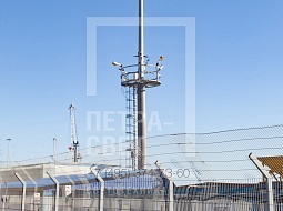 Мачта серии МГФ-СР-М с мобильной рамой на вершине для установки осветительных приборов и площадкой обслуживания на высоте более 3х метров от уровня земли.