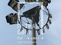 Мобильная корона мачты ВМО-35(6) с 8 установленными прожекторами находясь на высоте 35 метров обеспечивают плотную засветку большой площади.