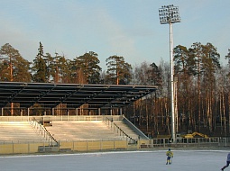 Максимальное количество прожекторов, установленных на одной мачте освещения может достигать 40-50 штук.  г.Красногорск. Стадион 