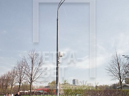 Опора ОТф(159/133)-10,0 с закрепленной камерой внешнего видеонаблюдения и кронштейном на вершине ствола опоры в парке Горького г.Москва