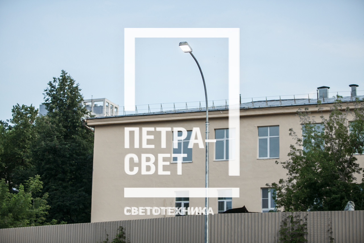 Ствол опоры ОГКп‐4 у вершины имеет диаметр 69 мм. Благодаря такому размеру на него можно устанавливать кронштейны различных типов. Это даёт возможность смонтировать на опоре светильник торшерного или подвесного типов, а также прожектор с возможностью точн
