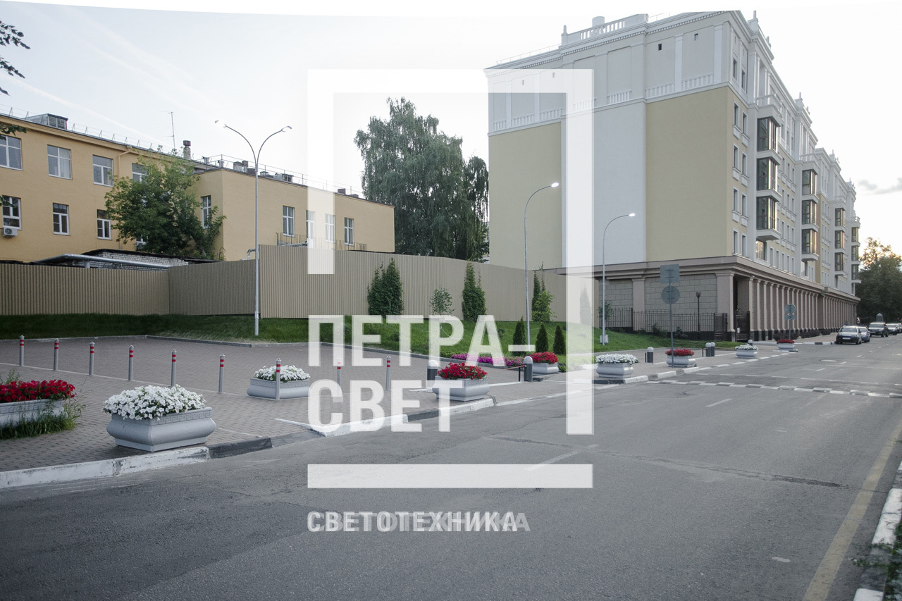 На фото изображены опоры ОГКп‐4, которые используются для освещения парковочной зоны возле входа в ресторан. Они установлены в грунт с помощью хвостовика без использования закладных деталей. На оголовке установлены кронштейны под консольные светильники с