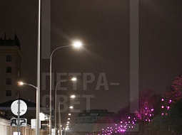 Освещение по Соймоновскому проезду в г.Москва организовано с помощью опоры ОКК с разнонаправленными кронштейнами. Верхний уровень освещает проезжую часть автодороги, нижний - пешеходную.